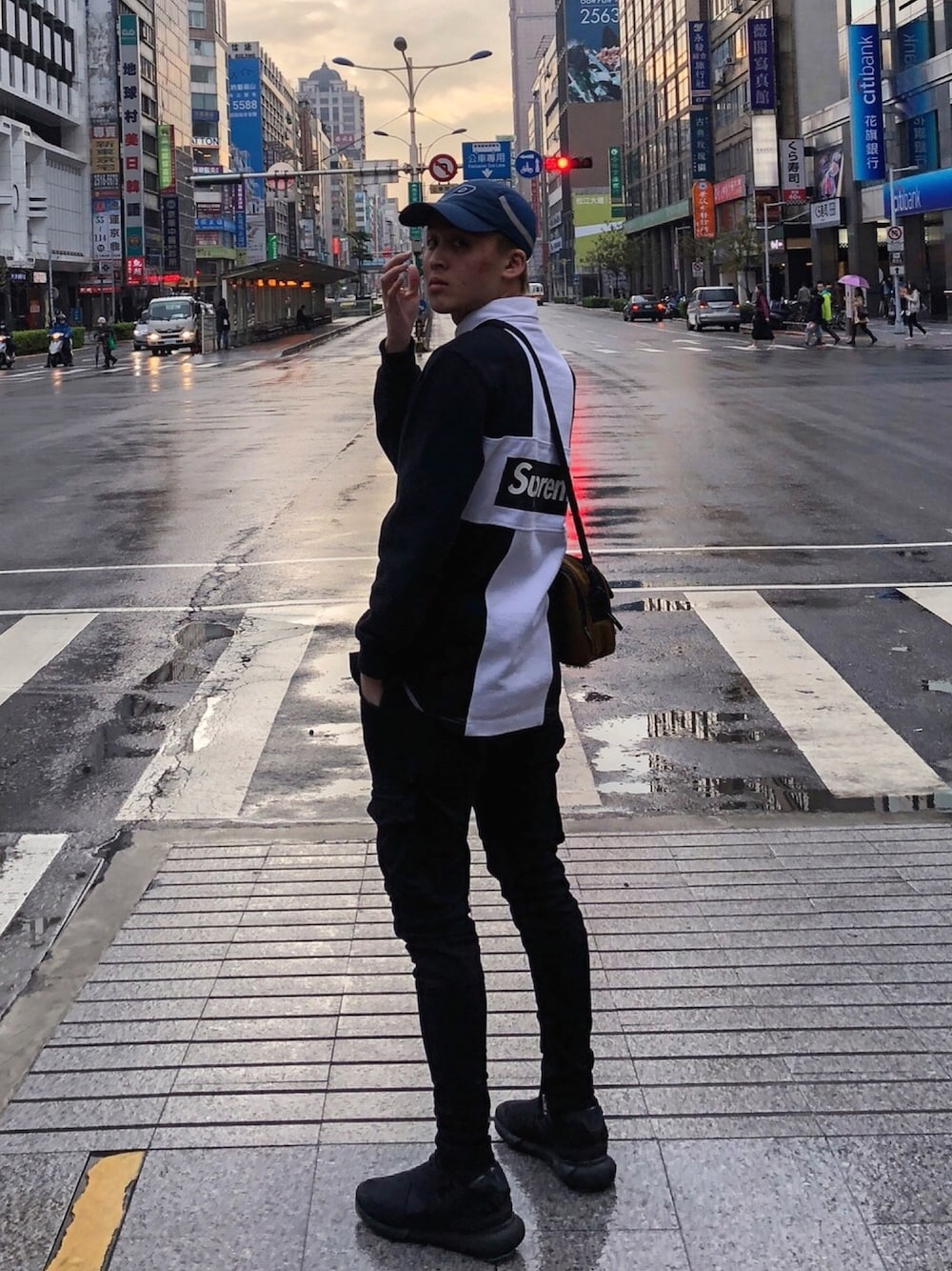 「ootd、outfit、lookbook、sneakers、STYLE、street、streetstyle、streetsnap、春コーデ、今日のコーデ」｜「Supreme のアイテム（ポロシャツ、ブラック系）」を使った、TUNGさん（メンズ・171cm）の春コーディネートの1枚目の写真