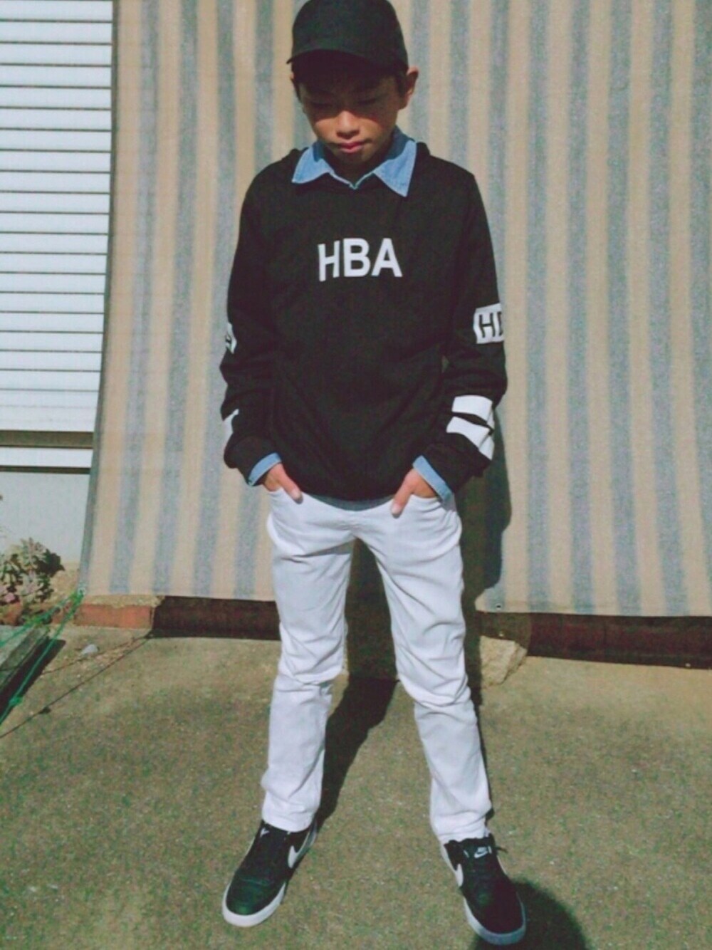 「休日スタイル、hba、ホワイトコーデ、ホワイトパンツ、キャップ」｜「HBAのアイテム（パーカー、ブラック系）」を使った、마이さん（メンズ・152cm）の冬コーディネートの1枚目の写真