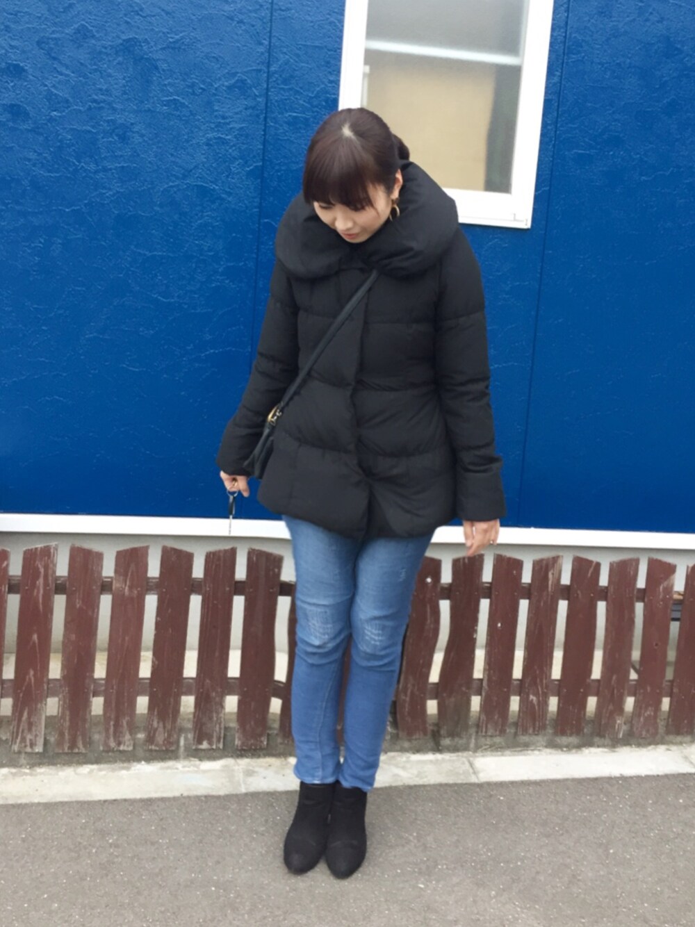 「大人カジュアル、休日スタイル、カジュアル、ラクチンコーデ、ママファッション、韓国ファッション、ダウンジャケット、シヨートブーツ」｜「OZOCのアイテム（ダウンジャケット/コート、ブラック系）」を使った、마이さん（レディース・163cm）の冬コーディネートの1枚目の写真