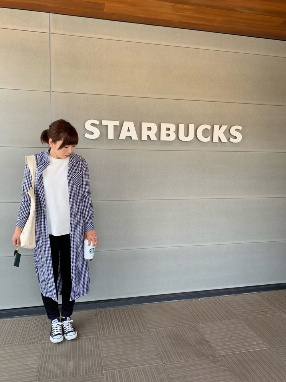 「シンプルコーデ、今日のコーデ、休日スタイル、コンバース、チェック、トートバッグ」｜「CONVERSEのCONVERSE コンバース ALL STAR OX オールスター オックス（スニーカー、ブラック系）」を使った、마이さん（レディース・163cm）の春コーディネートの1枚目の写真