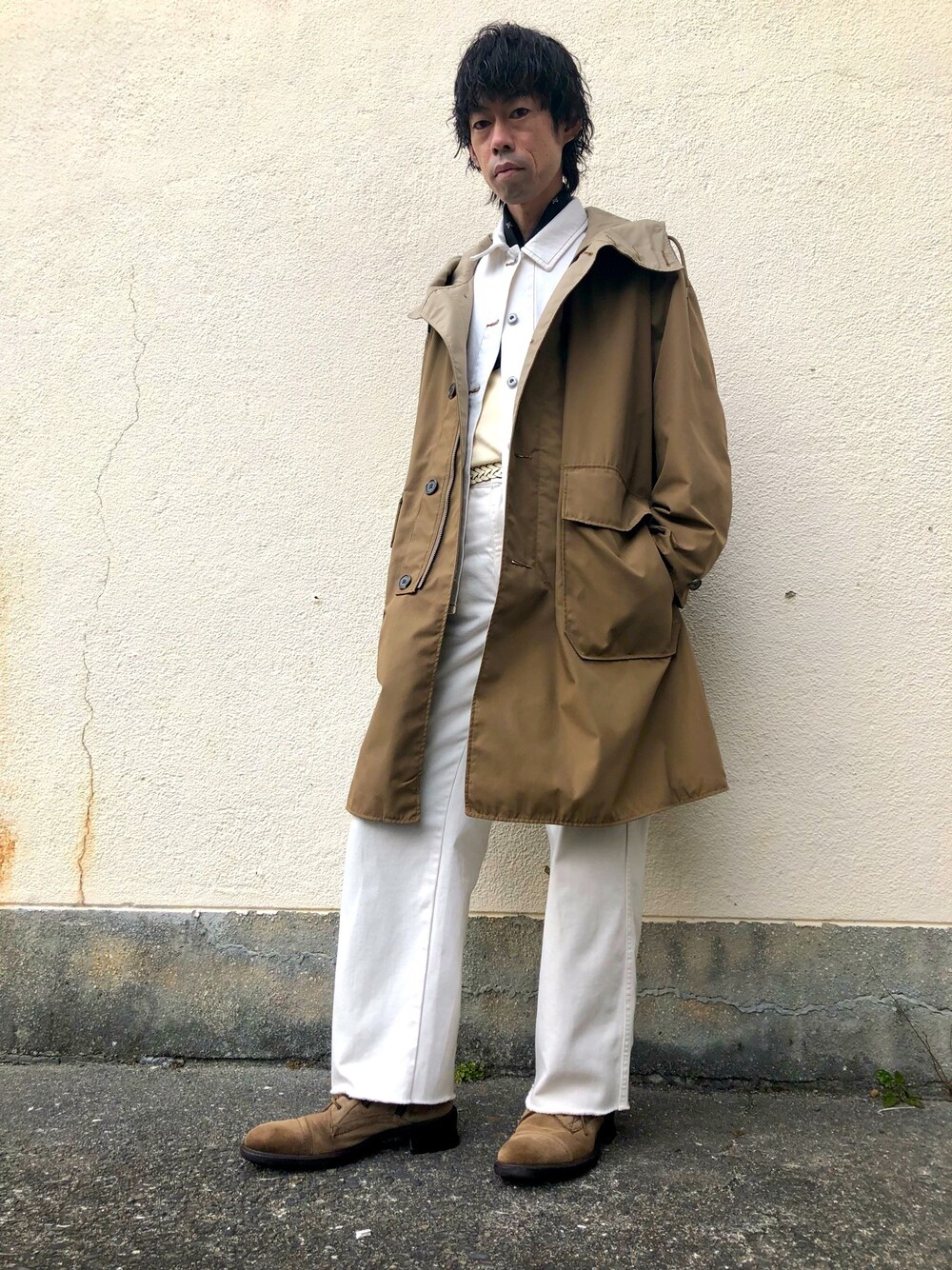 ベージュ系のブーツ、ホワイト系のデニムパンツ、ベージュ系のその他アウターを着用したメンズの冬コーディネートの1枚目の写真