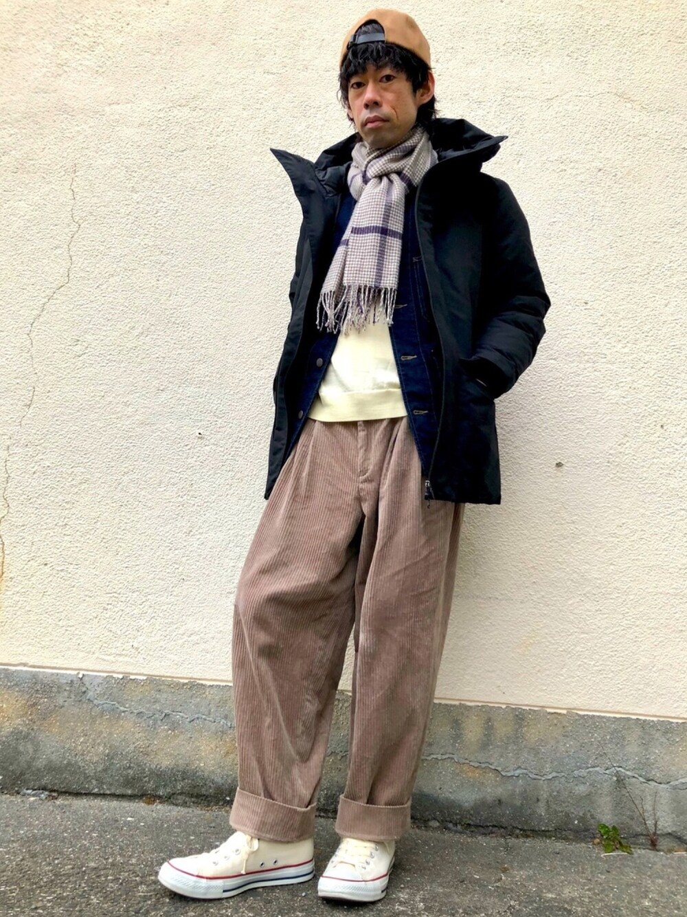 ブラウン系のその他パンツ、ブラック系のダウンジャケット/コート、ブルー系のデニムジャケットを着用したメンズの冬コーディネートの1枚目の写真