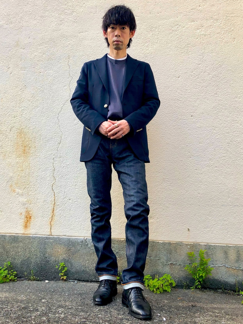 ブルー系のテーラードジャケット、グレー系のニット/セーター、ブルー系のデニムパンツを着用したメンズの春コーディネートの1枚目の写真