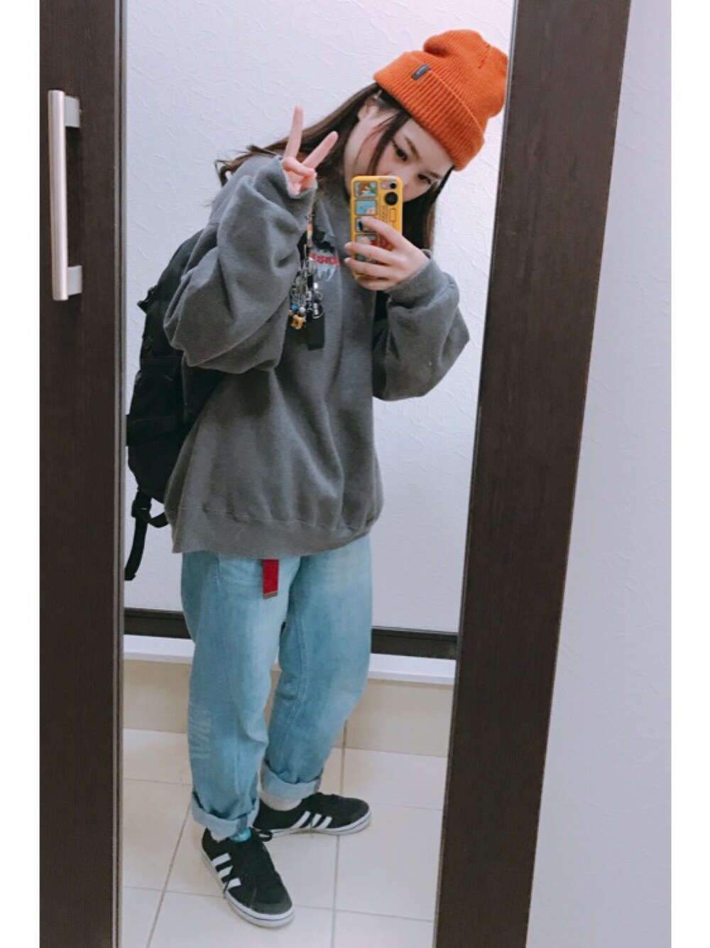「brixton、ニット帽、オレンジ、ZORLAC、スウェット、デニムパンツ、adidas、ストリート、street、x-girl」｜「ZORLACのアイテム（スウェット、グレー系）」を使った、ぴょんさん（レディース・150cm）の春コーディネートの1枚目の写真