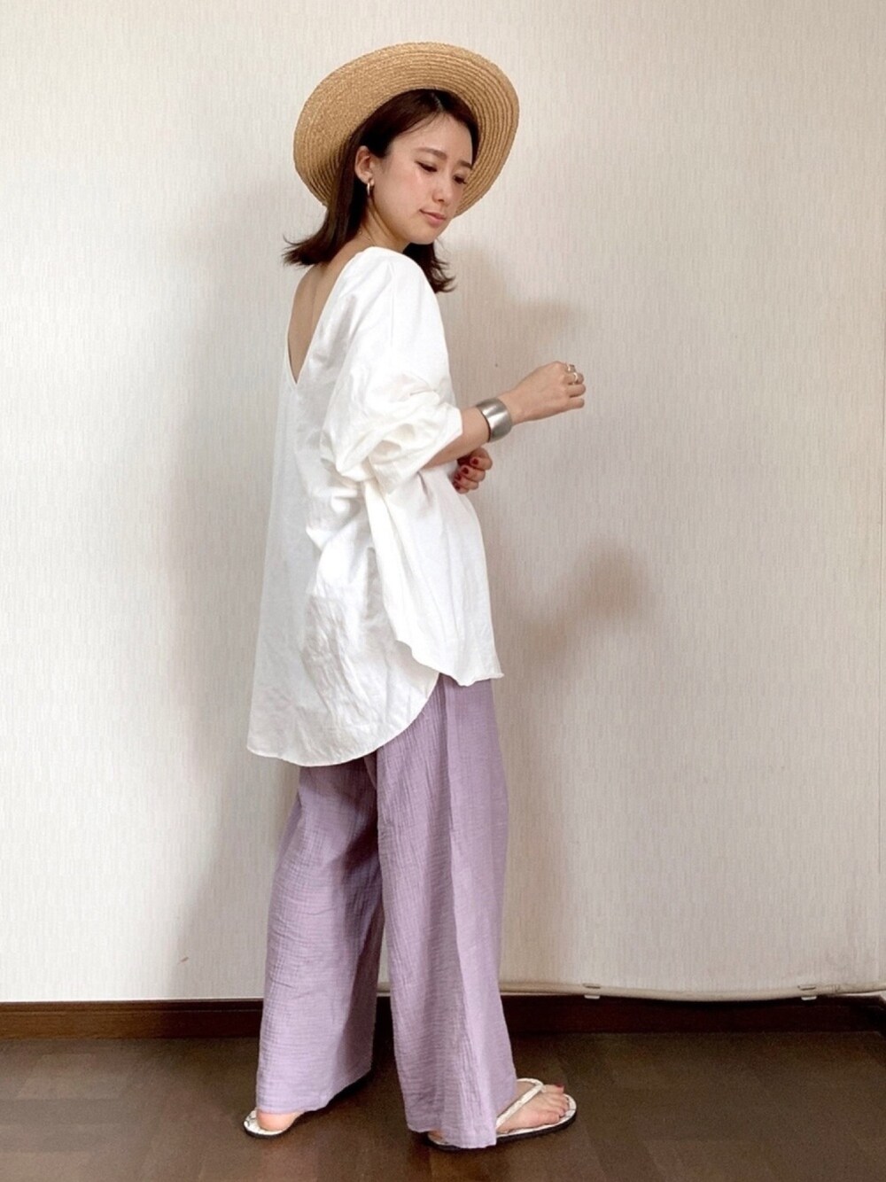 ホワイト系のTシャツ/カットソー、パープル系のその他パンツを着用したレディースの春コーディネートの1枚目の写真