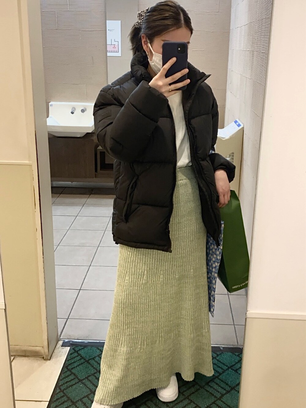 「UNITED ARROWSのアイテム（スカート、グリーン系）」を使った、aaa.さん（レディース・157cm）の冬コーディネートの1枚目の写真