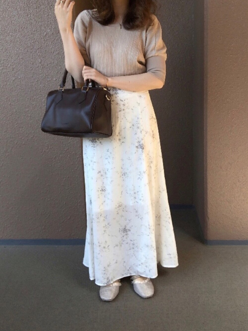 「シンプルコーデ、ベージュコーデ、お洒落さんとつながりたい、春夏コーデ、透け感、シアー、低身長、低身長コーデ、148cm、148cmコーデ」｜「Chicoの水彩花柄ミディフレアスカート（スカート、ホワイト系）」を使った、misaさん（レディース・148cm）の夏コーディネートの1枚目の写真