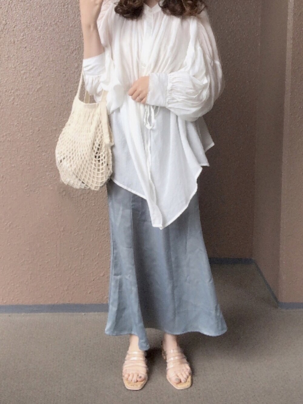 「夏、おしゃれさんと繋がりたい、シンプル、プチプラコーデ、ホワイトコーデ、ワントーンコーデ、148cm、148cmコーデ、低身長、低身長コーデ」｜「Chicoのシアー5分袖BIGプリーツ袖ブラウス/透けシャツ（シャツ/ブラウス、ホワイト系）」を使った、misaさん（レディース・148cm）の夏コーディネートの1枚目の写真