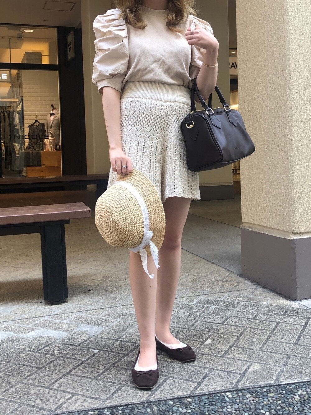 ブラウン系のバレエシューズ、ホワイト系のその他パンツ、ブラウン系のハンドバッグを着用したレディースの夏コーディネートの1枚目の写真