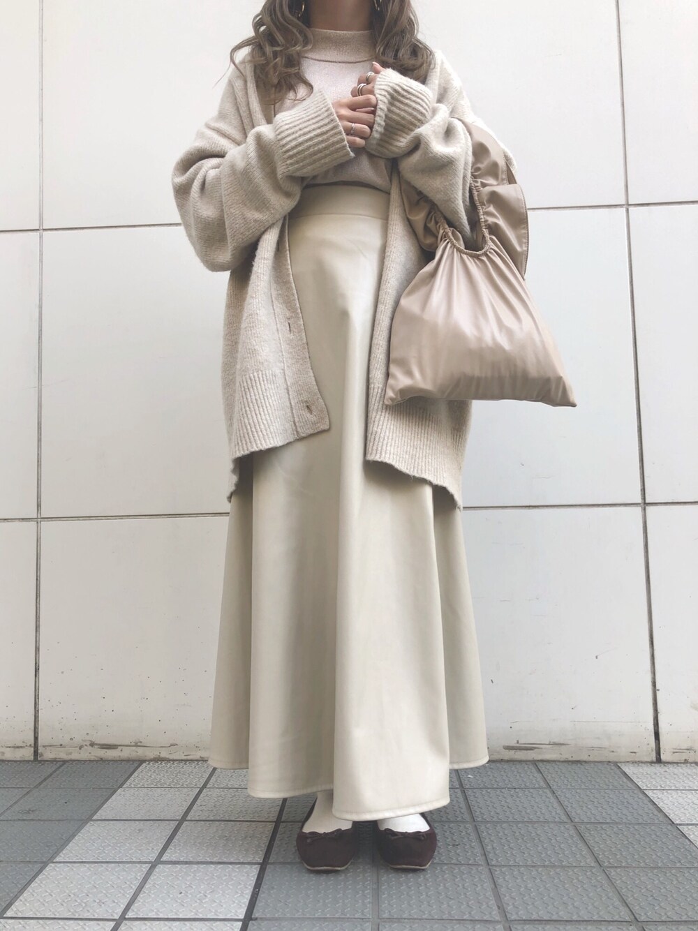 「秋冬コーデ、ワントーンコーデ、ワントーンスタイル、wearhalloween2020、ベージュ、ベージュコーデ、低身長、低身長コーデ、148cm、148cmコーデ」｜「GRLのフェイクレザーフレアスカート（スカート、ベージュ系）」を使った、misaさん（レディース・148cm）の秋コーディネートの1枚目の写真