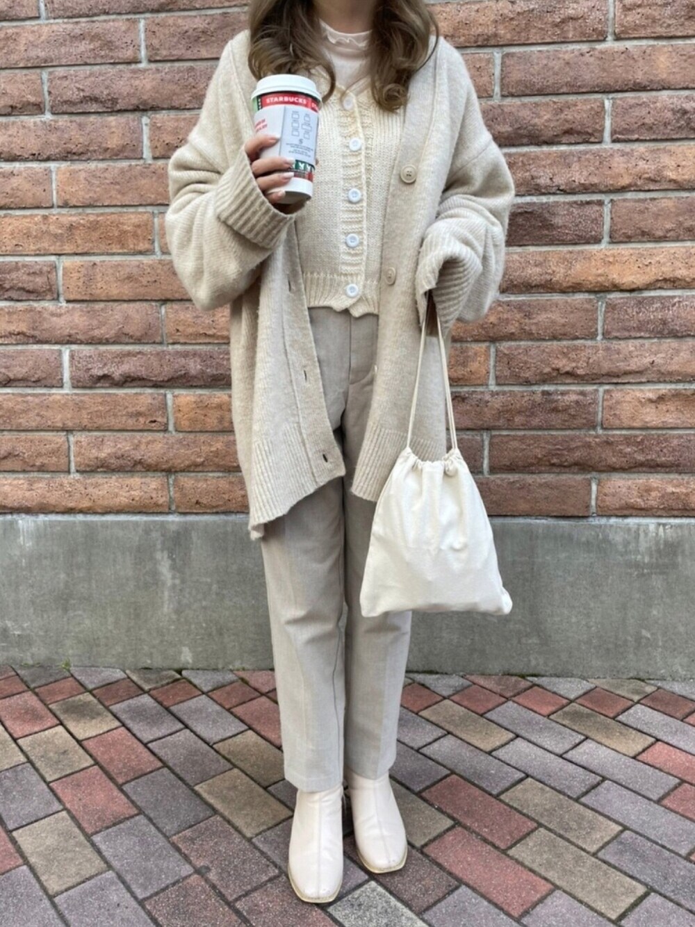「年末WEAR感謝祭、低身長、低身長コーデ、低身長女子、148cm、148cmコーデ、淡色コーデ、淡色女子、ワントーンコーデ、ワントーン」｜「emi+のボリューム袖ざっくりニットカーディガン（ニット/セーター、ベージュ系）」を使った、misaさん（レディース・148cm）の冬コーディネートの1枚目の写真
