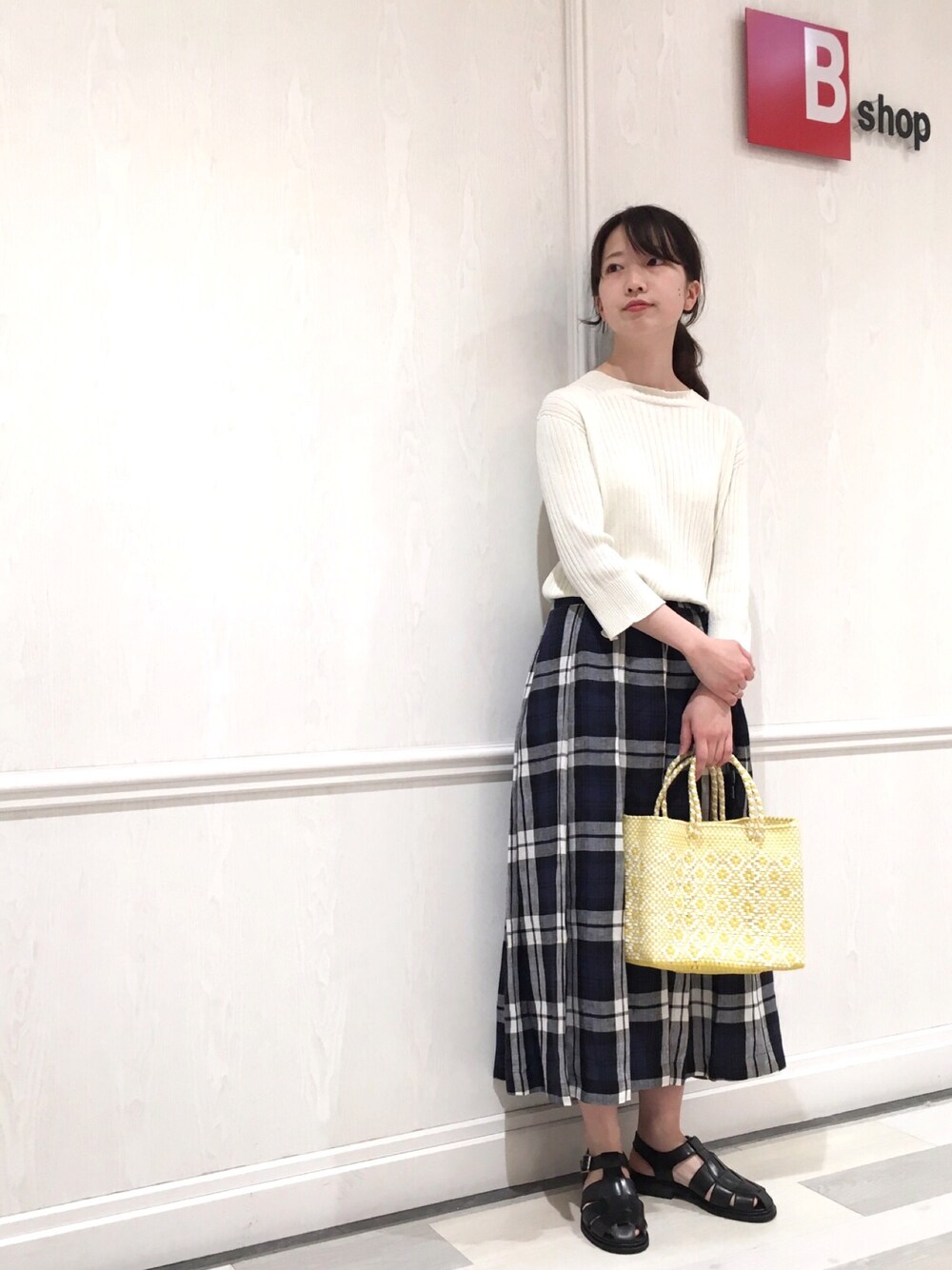 「ビショップ、Bshop、unfil、ONEIL OF DUBLIN、PI-PROJECT、Paraboot、リブニット、リネンスカート、メルカドバッグ、グルカサンダル」｜「UNFILの【unfil】リブニットセーター WOMEN（ニット/セーター、ホワイト系）」を使った、Bshop横浜店さん（レディース・156cm）の春コーディネートの1枚目の写真