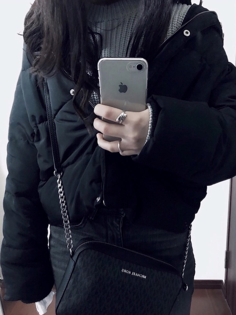 「休日スタイル、デニムパンツ、黒、黒コーデ、ootd、ブラック、ダウンジャケット、シンプルコーデ、モノクロ、ニット」｜「ingのアイテム（ジャケット/アウター、ブラック系）」を使った、akariさん（レディース・157cm）の春コーディネートの1枚目の写真