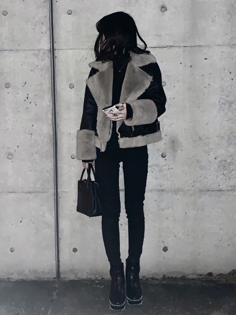 「おしゃれさんと繋がりたい、冬コーデ、大人女子、黒スキニー、ムートンコート、ブラックコーデ、シンプルコーデ、高校生、moussy、ハンドバッグ」｜「MOUSSYのWOOD SOLE BOOTS（ブーツ、ブラック系）」を使った、akariさん（レディース・157cm）の冬コーディネートの1枚目の写真