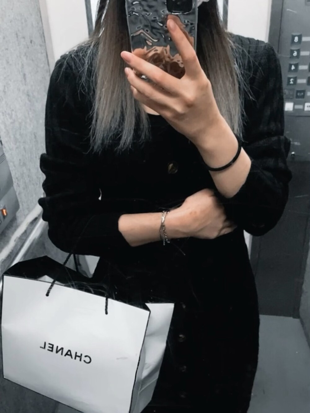 「シンプルコーデ、オトナ女子、ワントーンコーデ、ブラック、ワンピース、ブラックコーデ、タイトスカート、お洒落さんとつながりたい、リボン」｜「Julia Boutiqueのフロントボタンリブニットワンピース/510455（ワンピース、ブラック系）」を使った、akariさん（レディース・158cm）の春コーディネートの1枚目の写真