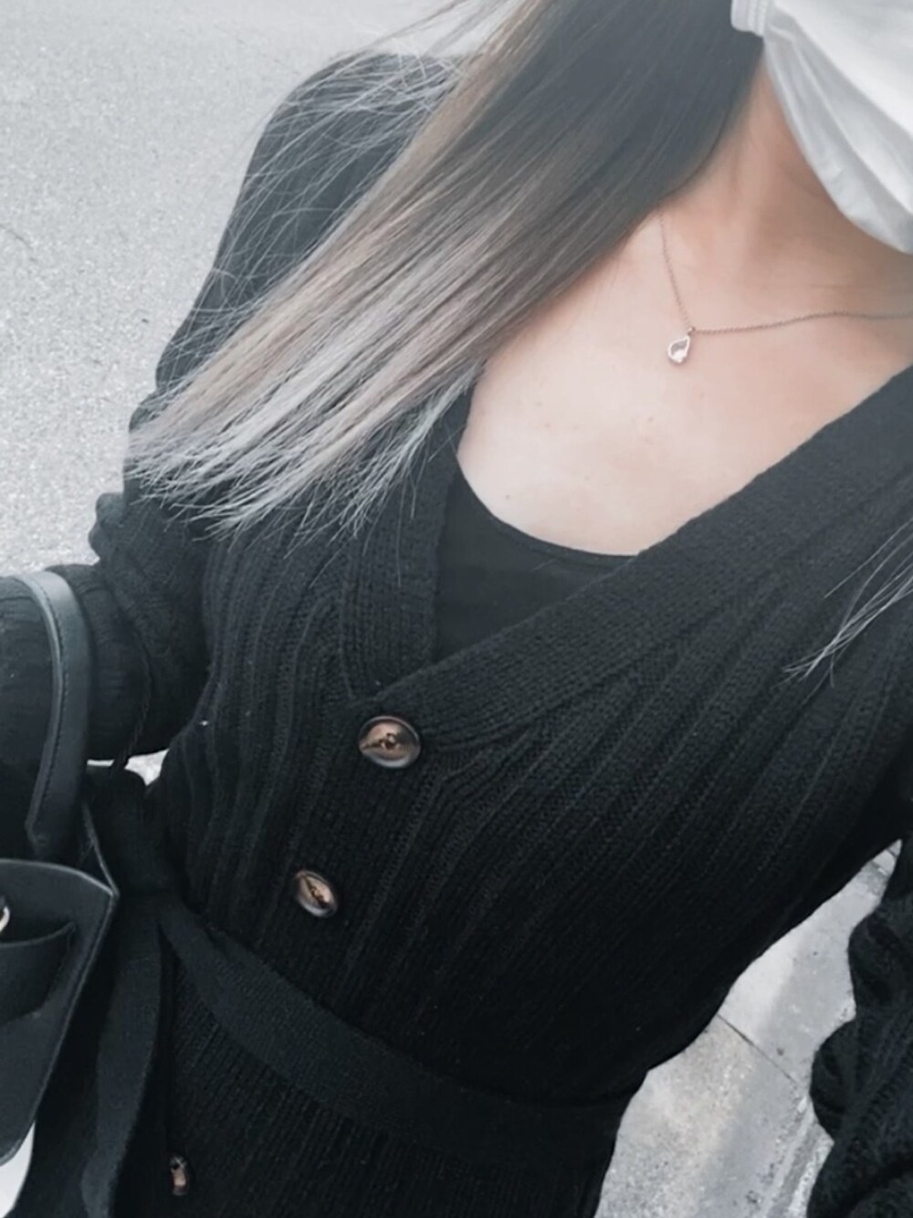 「シンプル、これが私をアゲる服、ラクチンコーデ、休日スタイル、キレイめ、黒、ワンピース、春夏コーデ、おしゃれさんと繋がりたい」｜「Julia Boutiqueのフロントボタンリブニットワンピース/510455（ワンピース、ブラック系）」を使った、akariさん（レディース・158cm）の春コーディネートの1枚目の写真