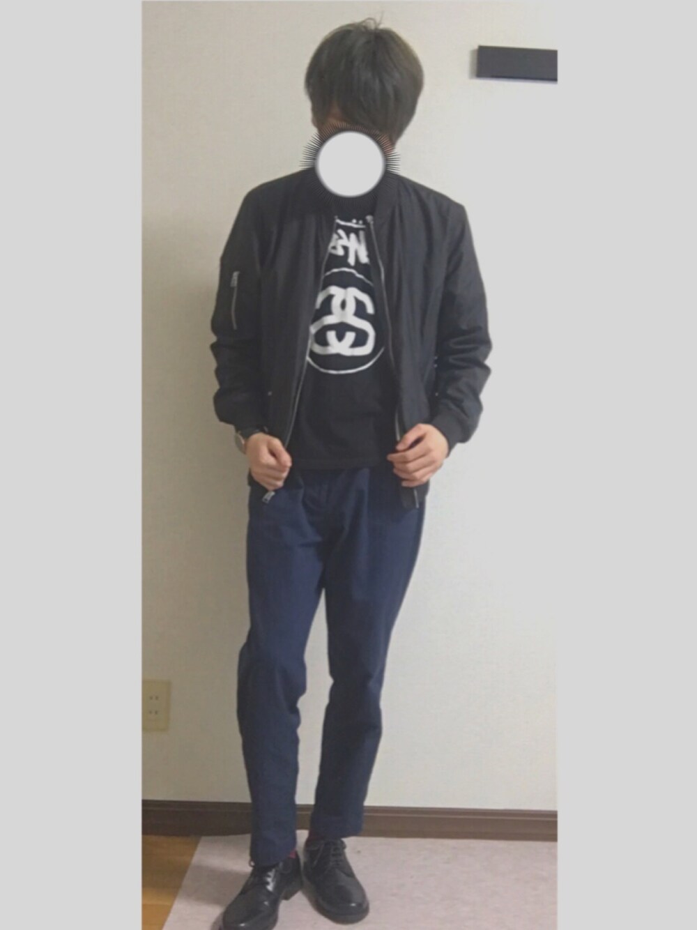 ブラック系のTシャツ/カットソー、ブラック系のMA-1、ブルー系のその他パンツを着用したメンズの春コーディネートの1枚目の写真