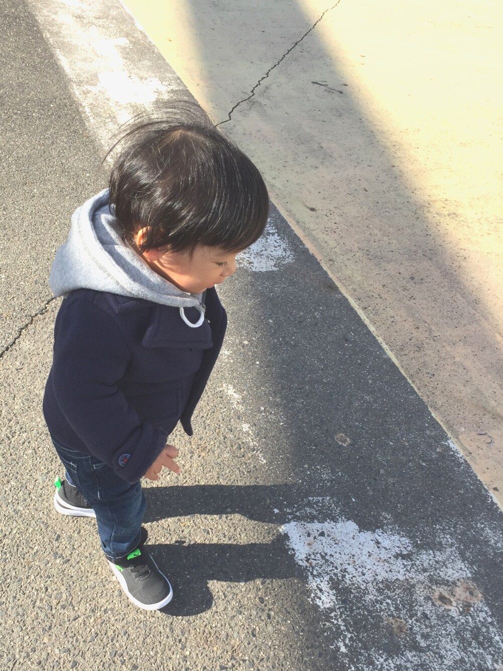 「遊園地、お出かけコーデ、ピーコート、パーカー、プチプラ、スニーカー、シンプル、一歳、男の子、息子」｜「西松屋のアイテム（ピーコート、ブルー系）」を使った、miiさん（キッズ・70cm）の秋コーディネートの1枚目の写真