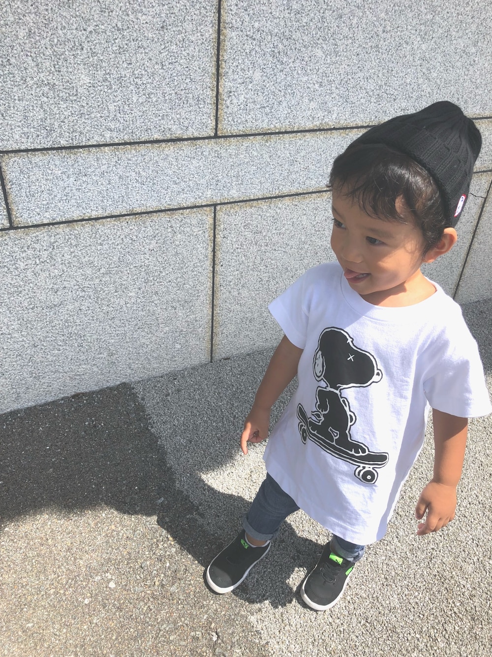 「キッズファッション、男の子、シンプルコーデ、スニーカー、2歳、休日スタイル、ニット帽、Tシャツ、デニム、シンプル」｜「CIAOPANIC TYPYのキッズニットキャップ（ニットキャップ/ビーニー、ブラック系）」を使った、miiさん（キッズ・80cm）の夏コーディネートの1枚目の写真