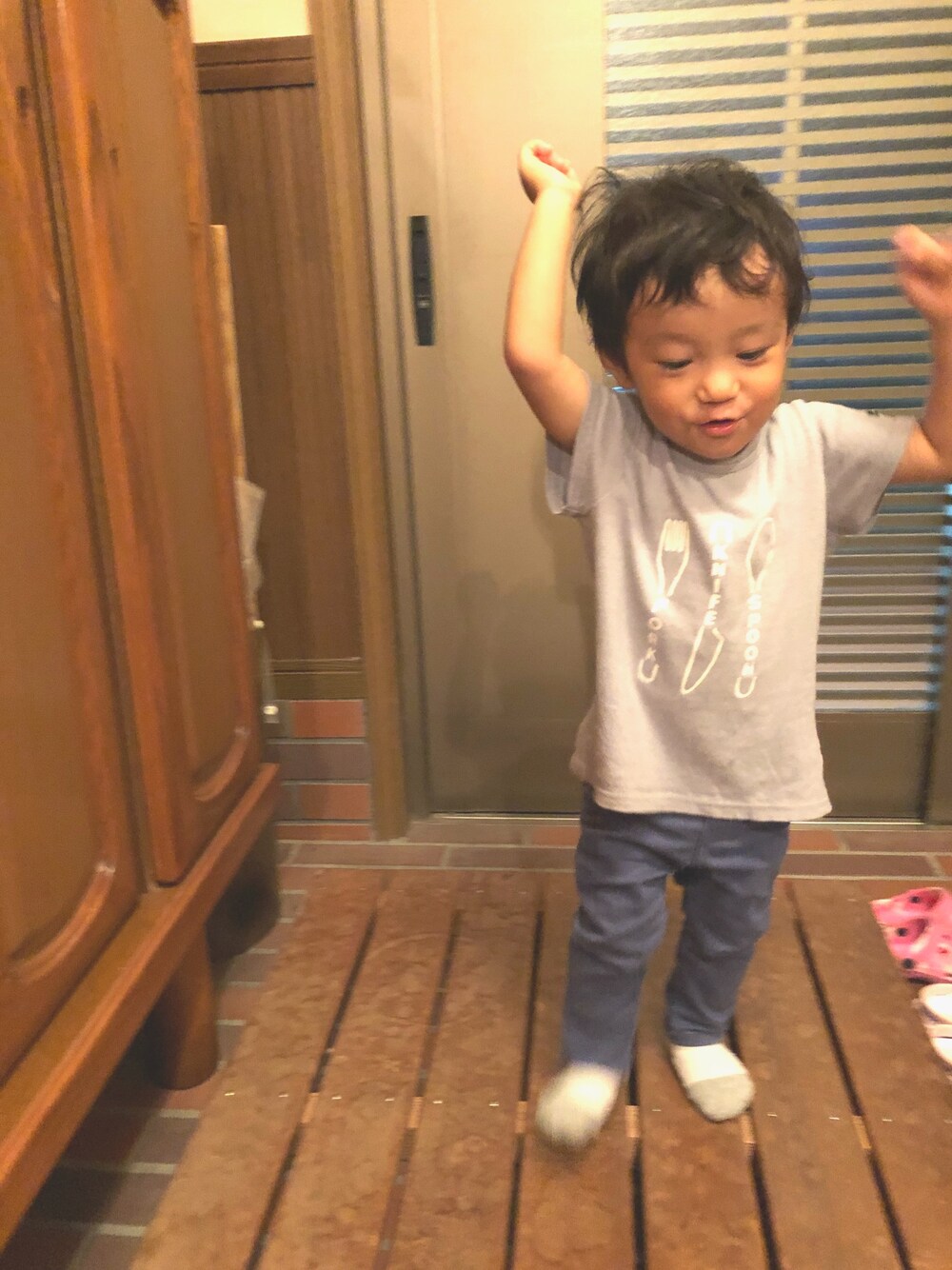 「男の子、2歳、シンプル、quoti use fith、Tシャツ」｜「quoti use fithの半袖　CUTLERY　Tシャツ（Tシャツ/カットソー、グレー系）」を使った、miiさん（キッズ・80cm）の秋コーディネートの1枚目の写真