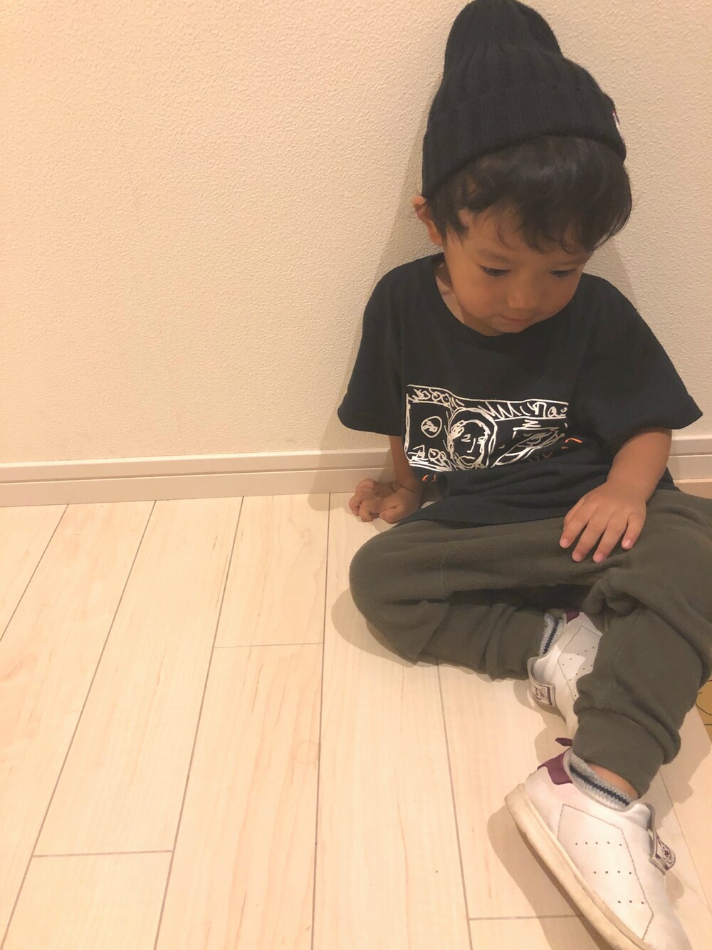 「プチプラ、シンプル、スウェット、quoti use fith、サルエルパンツ、カーキ、2歳、男の子」｜「CIAOPANIC TYPYのキッズニットキャップ（ニットキャップ/ビーニー、ブラック系）」を使った、miiさん（キッズ・80cm）の秋コーディネートの1枚目の写真