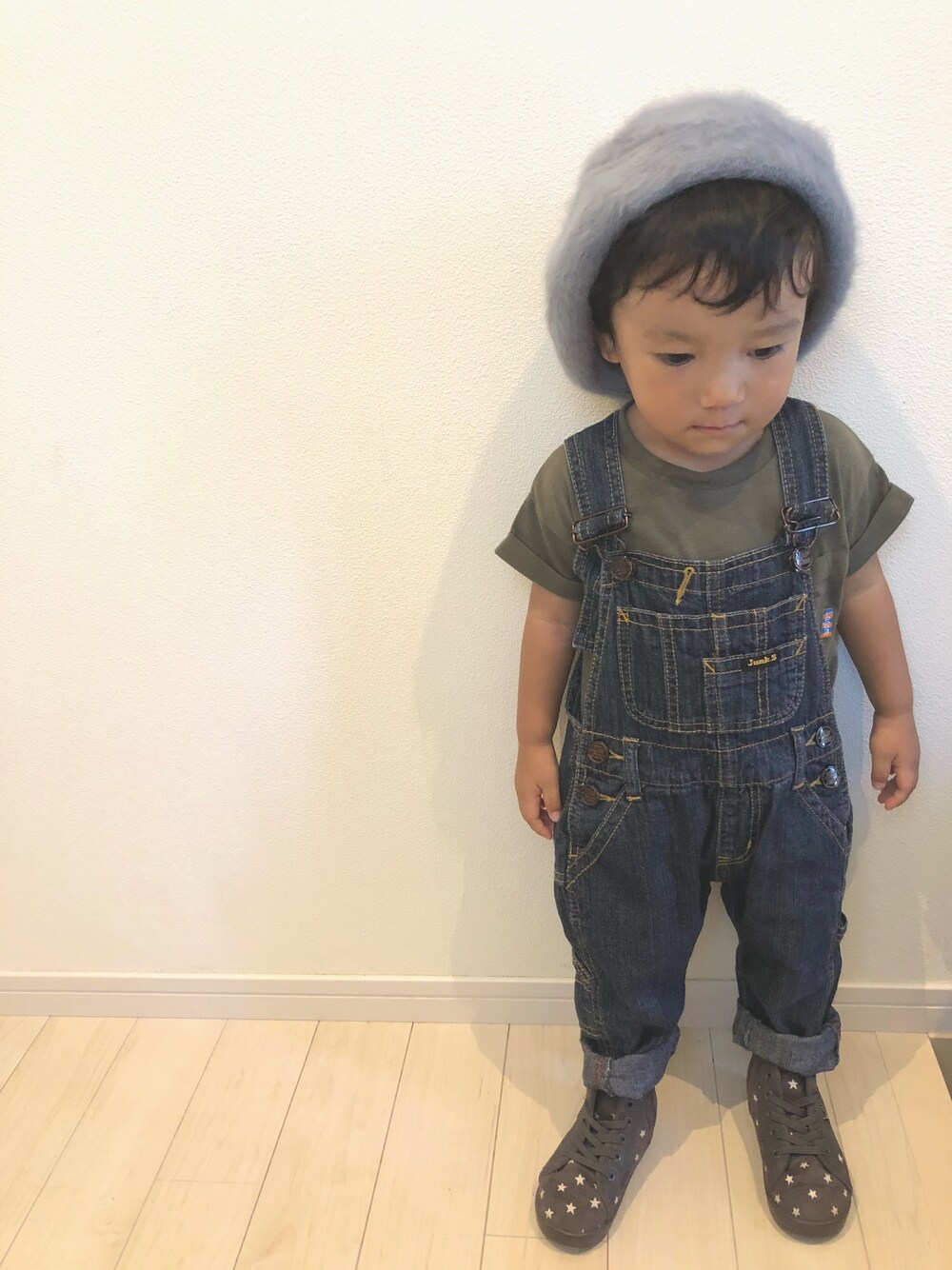 「ベレー帽、プチプラ、秋服準備はじめました、シンプル、サロペット、男の子、2歳」｜「LAGOMのアイテム（Tシャツ/カットソー、グリーン系）」を使った、miiさん（キッズ・80cm）の秋コーディネートの1枚目の写真