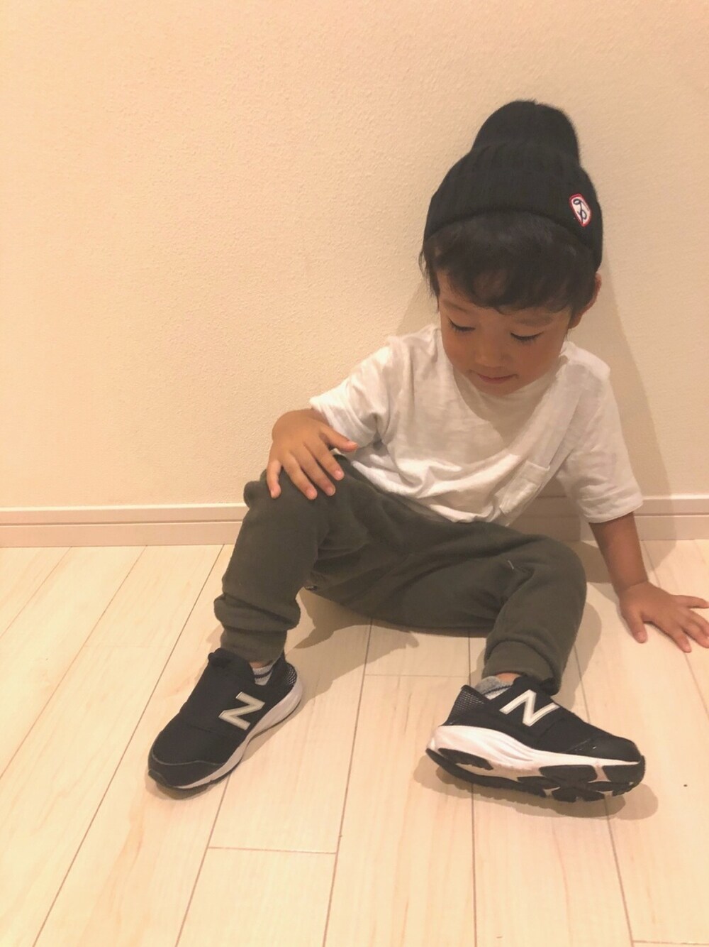 「シンプルコーデ、男の子、カジュアル、2歳、サルエルパンツ、ニット帽、プチプラ、シンプル」｜「CIAOPANIC TYPYのキッズニットキャップ（ニットキャップ/ビーニー、ブラック系）」を使った、miiさん（キッズ・80cm）の秋コーディネートの1枚目の写真