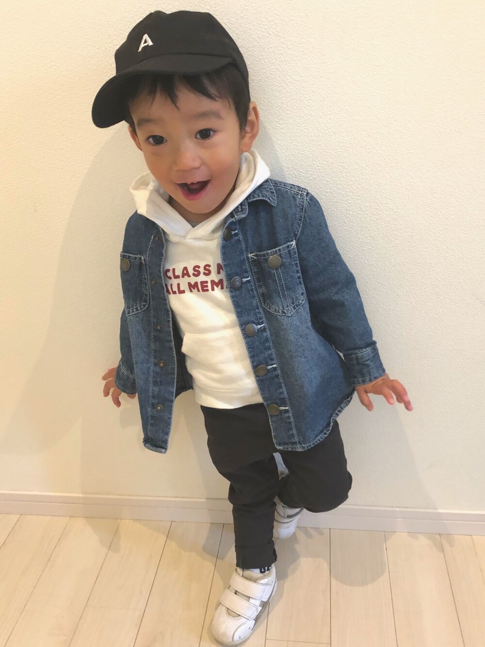 「キャップ、男の子、プチプラ、カジュアル、デニム、2歳、パーカー、靴下チラ見せ」｜「DAISOのアイテム（帽子、ブラック系）」を使った、miiさん（キッズ・80cm）の冬コーディネートの1枚目の写真