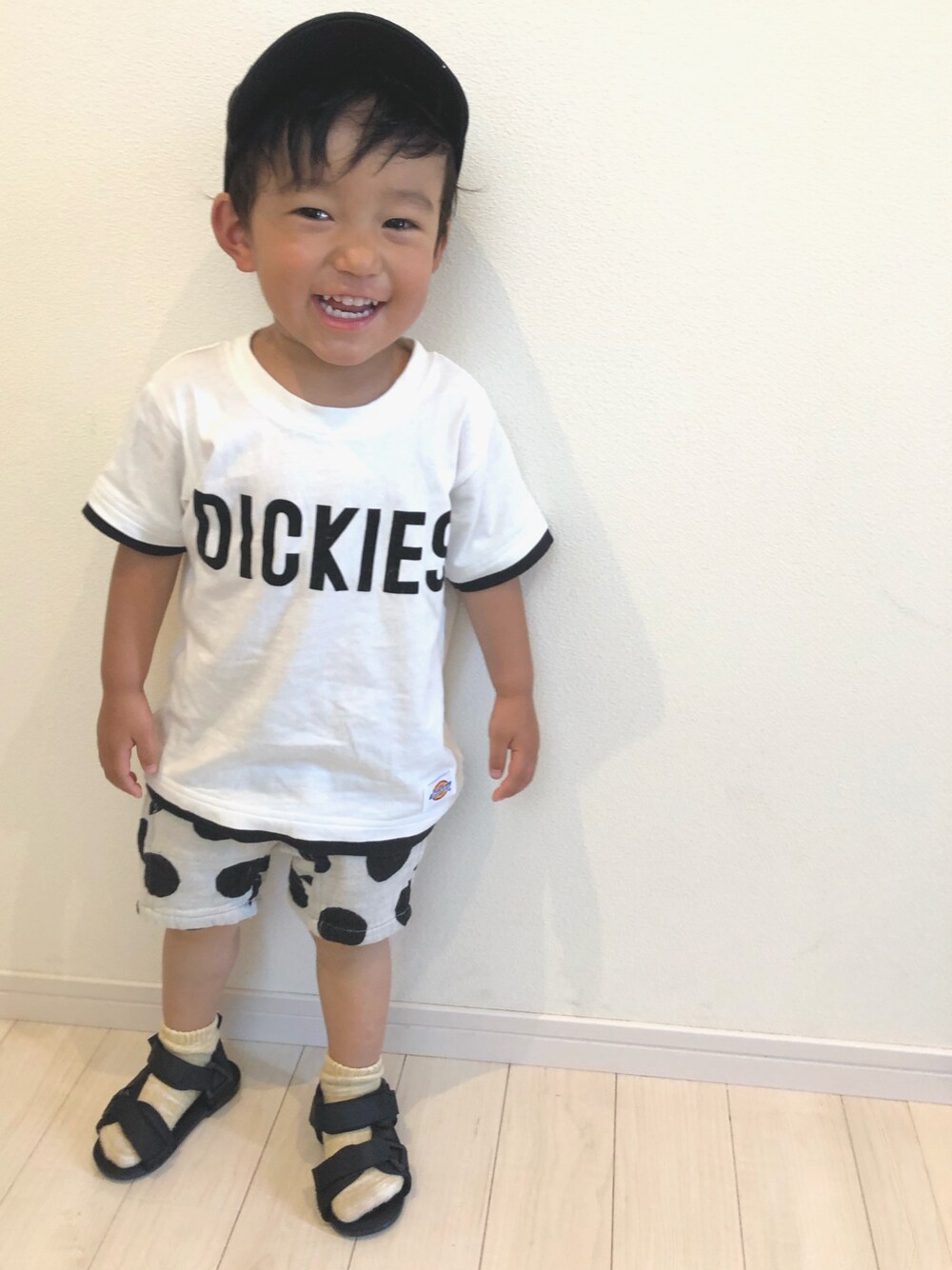 「キッズファッション、2歳、男の子、靴下 × サンダル、夏、シンプル、Tシャツ、キャップ」｜「DAISOのアイテム（帽子、ブラック系）」を使った、miiさん（キッズ・80cm）の春コーディネートの1枚目の写真