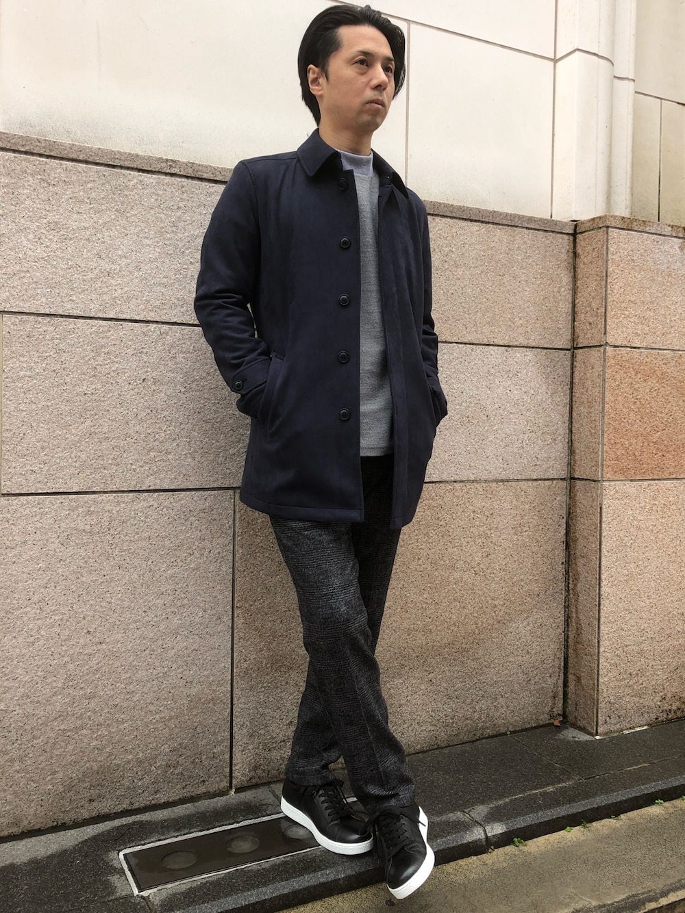 ブルー系のステンカラーコート、グレー系のTシャツ/カットソー、グレー系のスラックスを着用したメンズの秋コーディネートの1枚目の写真