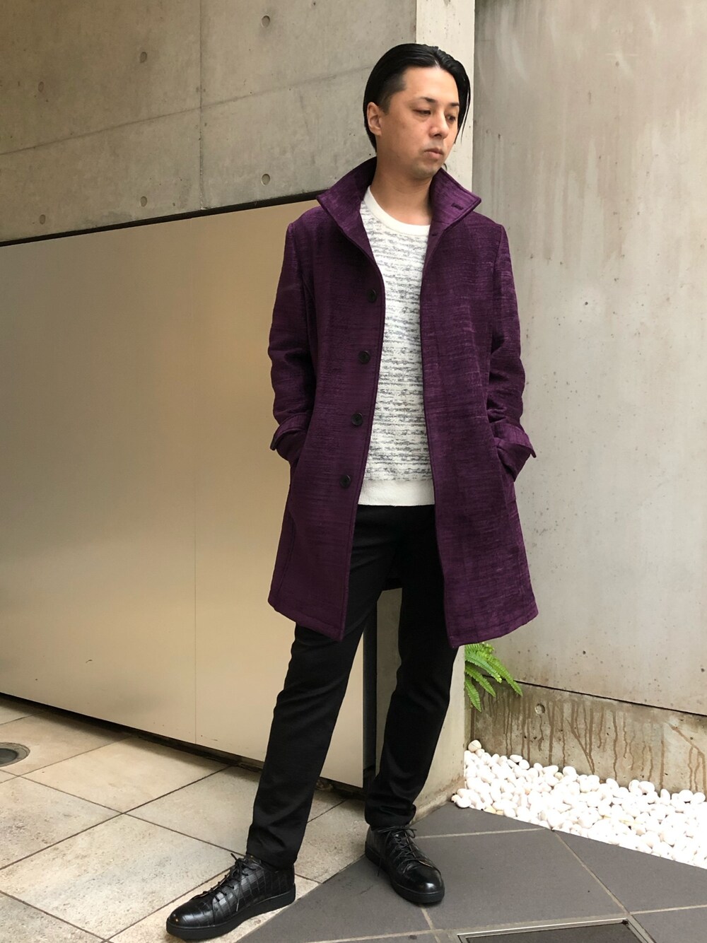 「スニーカー、ニット、シンプル、冬コーデ、イージーパンツ、カジュアルコーデ、High street、オトナカジュアル、表参道、ハイストリート」｜「HIGH STREETのHIGH STREET∴ＳＰＲＩＮＴＥＸスタンドカラーコート（ステンカラーコート、パープル系）」を使った、ICHIKAWAさん（メンズ・173cm）の秋コーディネートの1枚目の写真