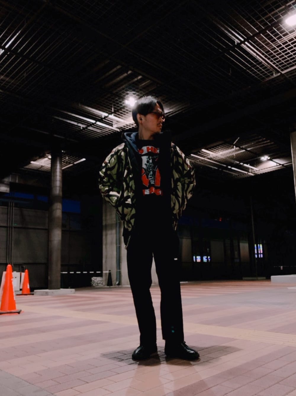 「秋冬コーデ、トライバルカモ、ASTA、ミリタリー、A.P.C.、clarks、Chrome Hearts、ウォレットチェーン、バンドT、A.D.S.R.」｜「A.D.S.R.の＜A.D.S.R.＞ HOLIDAY/アイウェア（サングラス、ブラック系）」を使った、®️さん（メンズ・171cm）の冬コーディネートの1枚目の写真