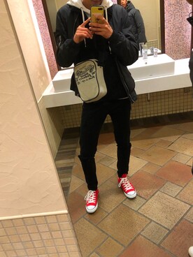 「SPINNS（スピンズ）のアイテム（デニムパンツ、ブラック系）」を使った、大輝さん（メンズ・176cm）の春コーディネート