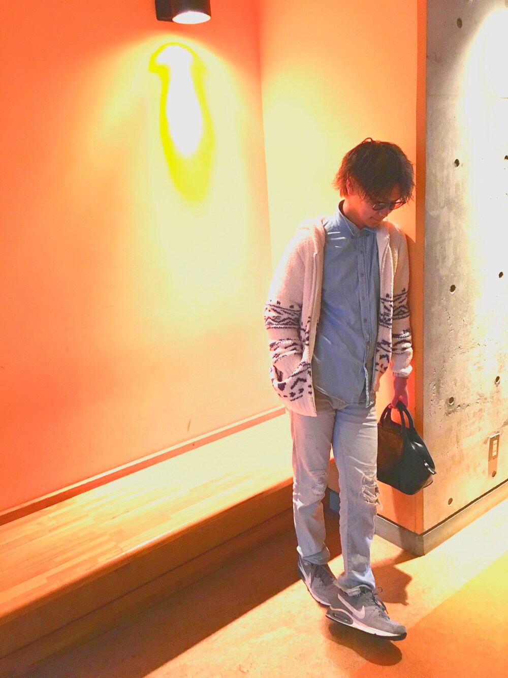「おしゃれさんと繋がりたい、大学」｜「NIKEのNIKE ナイキ AIR MAX COMMAND 629993 028WGRY/WHT（スニーカー、グレー系）」を使った、小澤一真さん（メンズ・168cm）の秋コーディネートの1枚目の写真