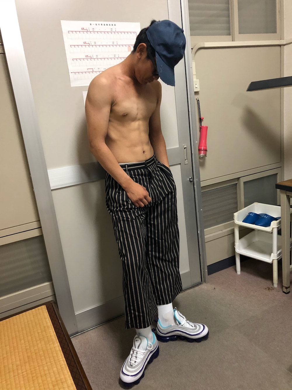 「筋肉、右乳首、左乳首、日焼け、ナイキ」｜「GIVENCHYのアイテム（その他、ピンク系）」を使った、たないちさん（メンズ・50cm）の夏コーディネートの1枚目の写真