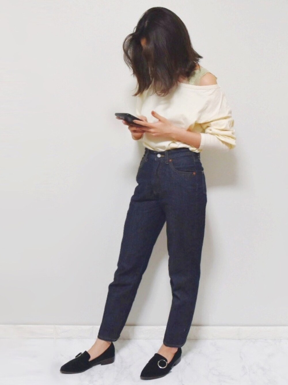 ホワイト系のTシャツ/カットソー、グリーン系のタンクトップ、ブルー系のデニムパンツを着用したレディースの春コーディネートの1枚目の写真