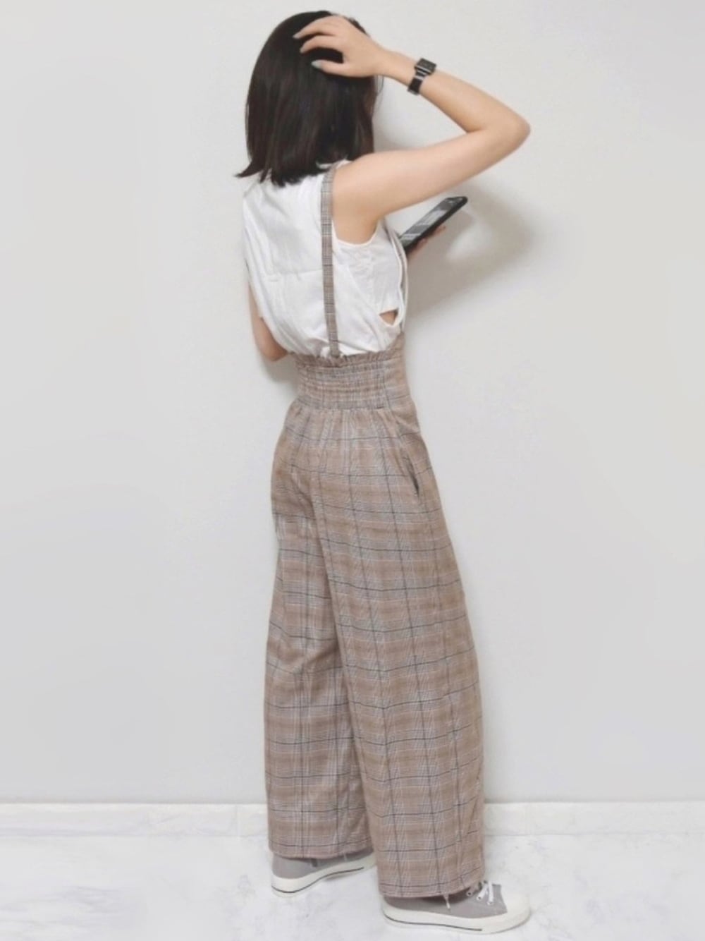 ホワイト系のタンクトップ、ベージュ系のパンツ、グレー系のスニーカーを着用したレディースの春コーディネートの1枚目の写真
