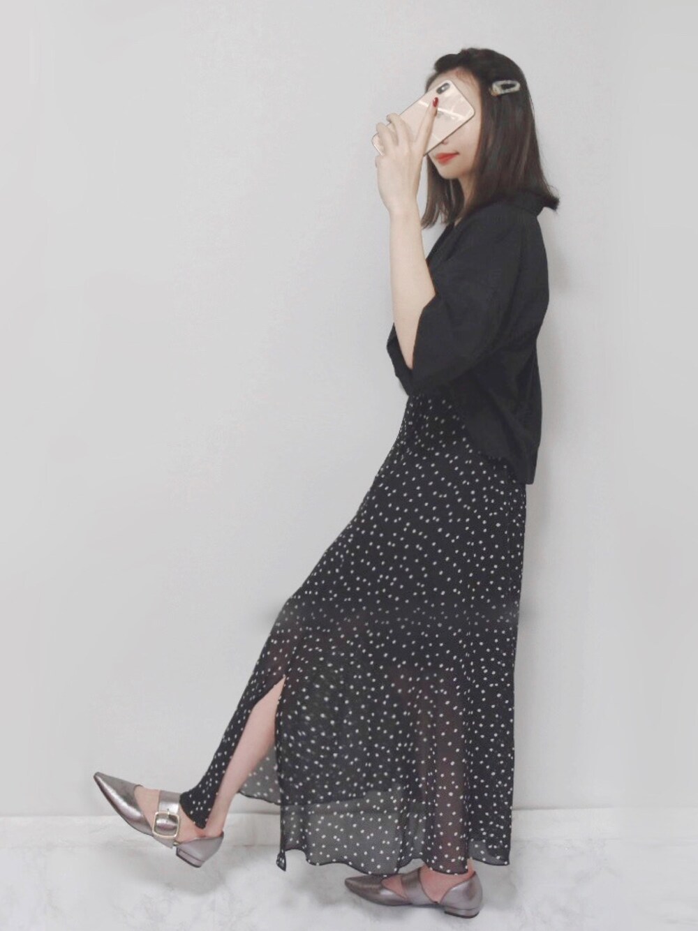 ブラック系のシャツ/ブラウス、その他のパンプス、ブラック系のスカートを着用したレディースの春コーディネートの1枚目の写真