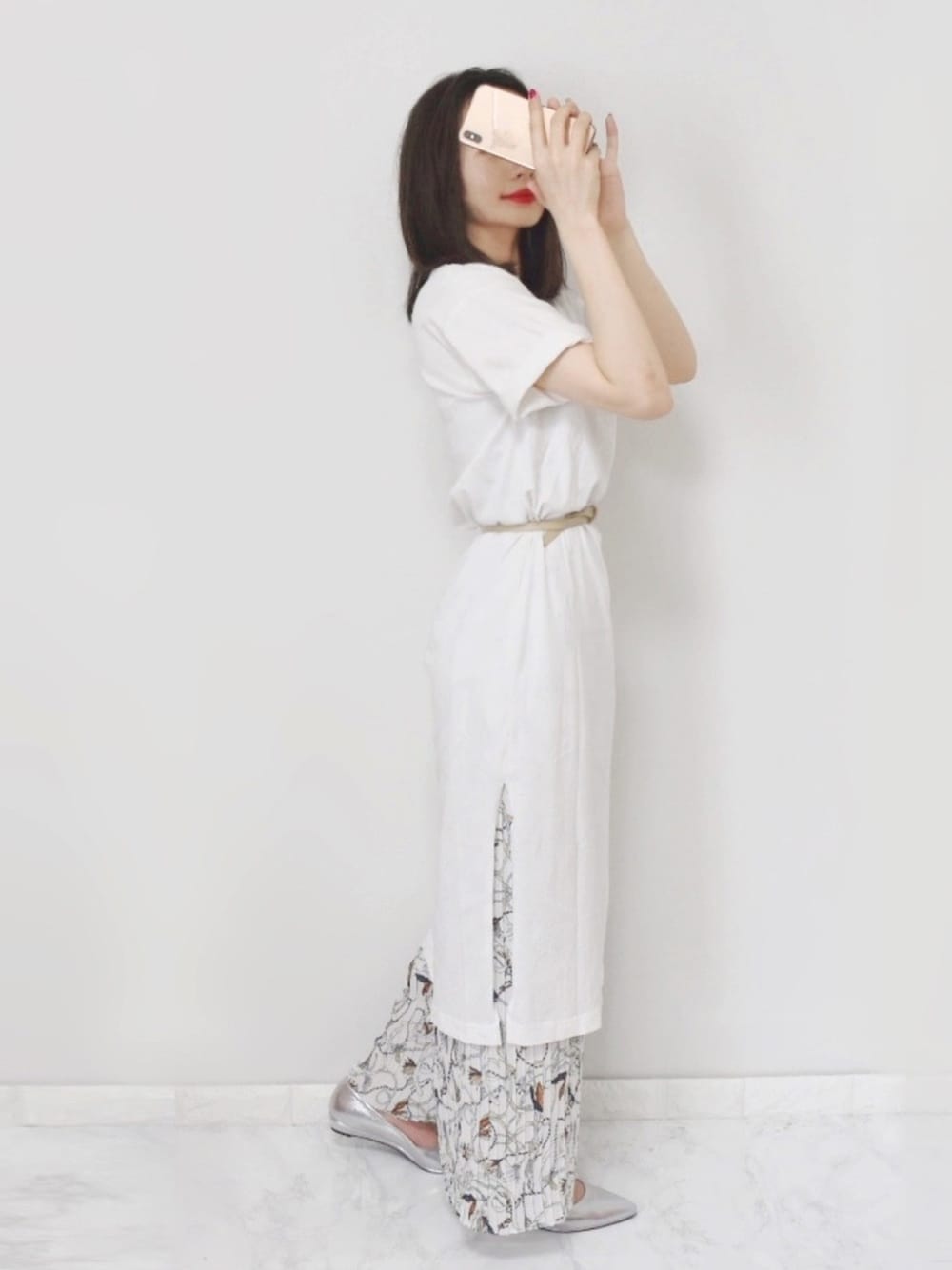 ホワイト系のワンピース、ホワイト系のその他パンツ、シルバー系のパンプスを着用したレディースの夏コーディネートの1枚目の写真