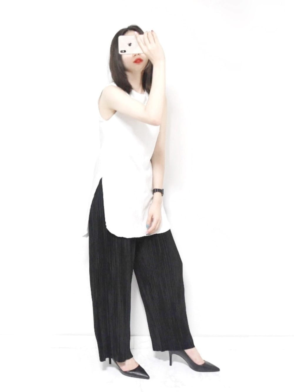 ホワイト系のTシャツ/カットソー、ブラック系のその他パンツ、ブラック系のパンプスを着用したレディースの秋コーディネートの1枚目の写真