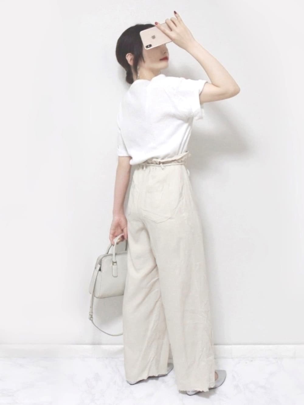ホワイト系のTシャツ/カットソー、ホワイト系のその他パンツ、ベージュ系のハンドバッグを着用したレディースの夏コーディネートの1枚目の写真