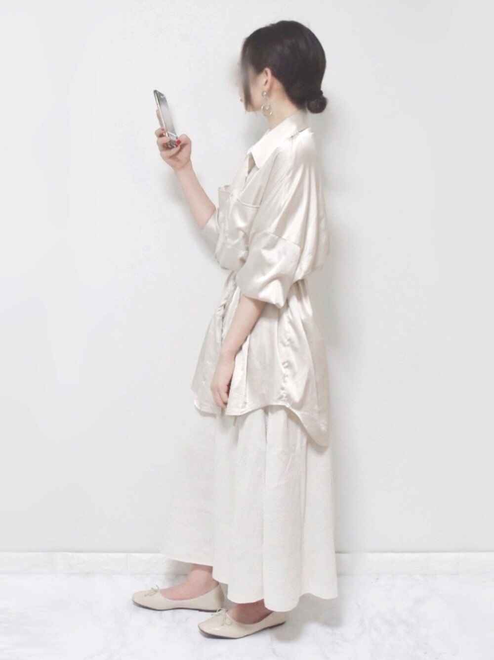 ベージュ系のシャツ/ブラウス、ホワイト系のスカート、ホワイト系のバレエシューズを着用したレディースの夏コーディネートの1枚目の写真