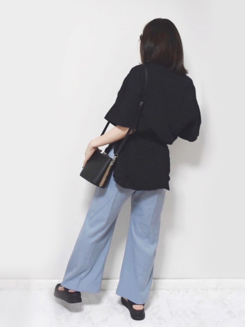 「くすみブルー、ブラック、フレアパンツ、オーバーサイズ、notch.、ジーナシス(JEANASIS)、オリエンタルトラフィック(ORiental TRaffic)、レトロガール、スポーツサンダル、大きい足」｜「JEANASISのスリットBIGTEE/795379（Tシャツ/カットソー、ブラック系）」を使った、𝕡𝕠𝕟𝕟𝕦☺︎!さん（レディース・160cm）の夏コーディネートの1枚目の写真