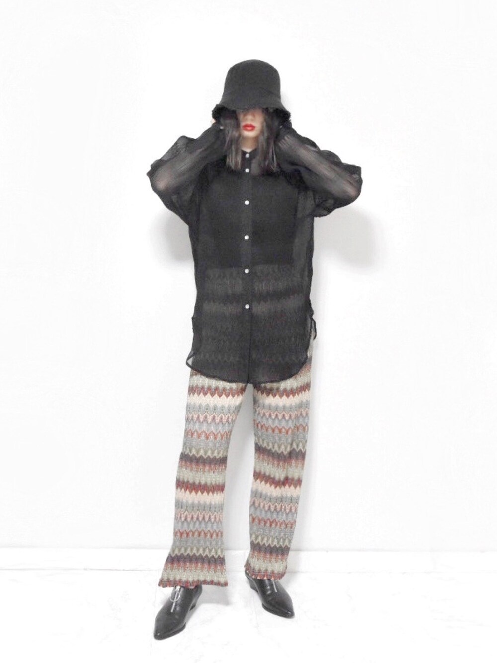 ブラック系のシャツ/ブラウス、ブラウン系のその他パンツ、ブラック系のブーツを着用したレディースの秋コーディネートの1枚目の写真