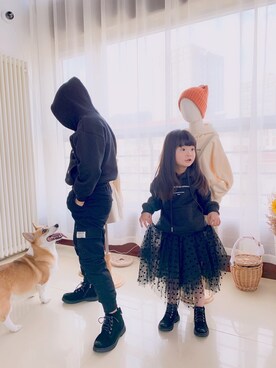 「加绒黑色连帽衫のアイテム（パーカー、ブラック系）」を使った、初初初小初さん（レディース）の秋コーディネート