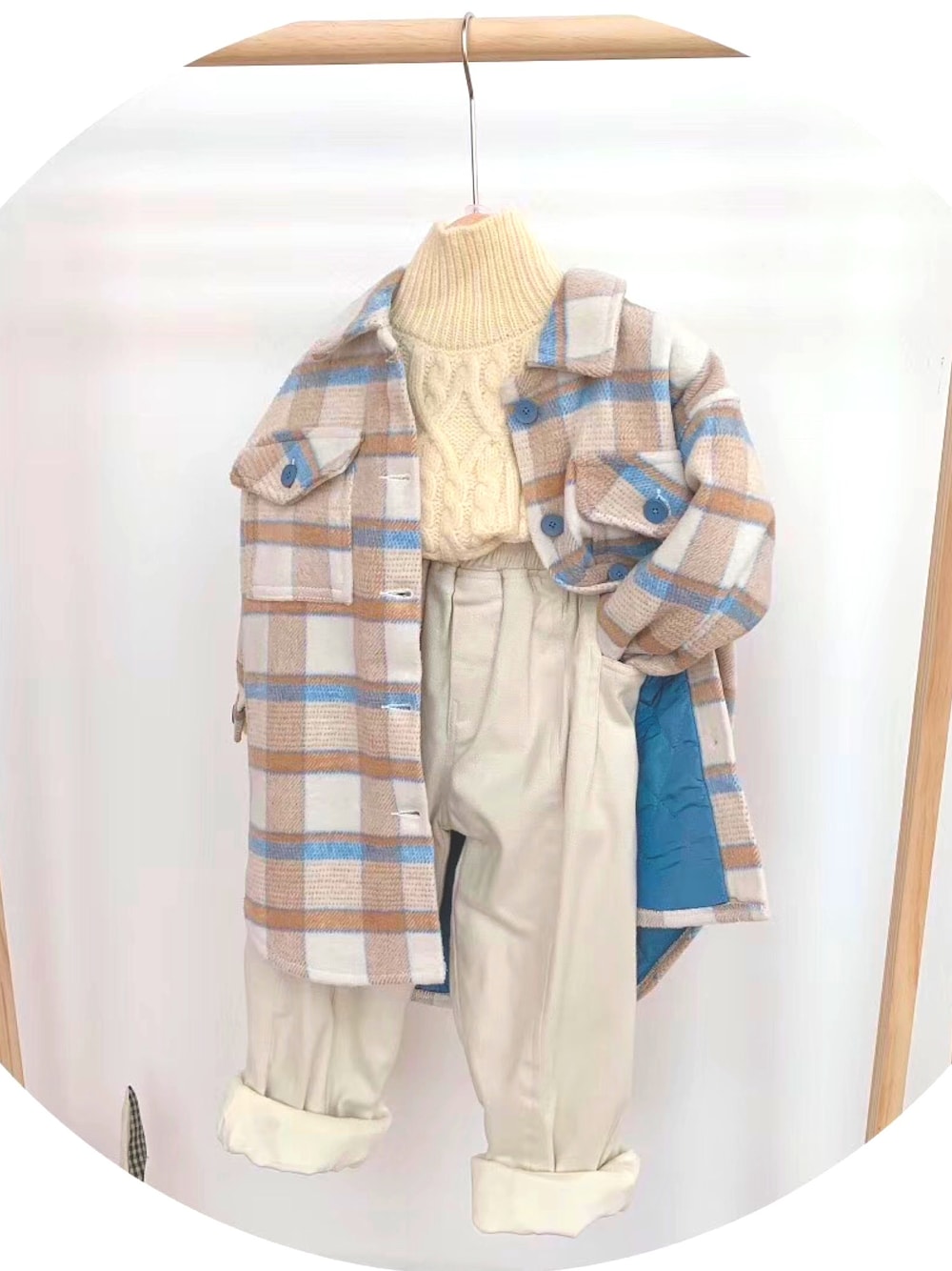 「KIDS LOVE GAITE、kidsfashion、ootd」｜「加绒休闲裤のアイテム（デニムパンツ、ベージュ系）」を使った、初初初小初さん（キッズ・123cm）の秋コーディネートの1枚目の写真