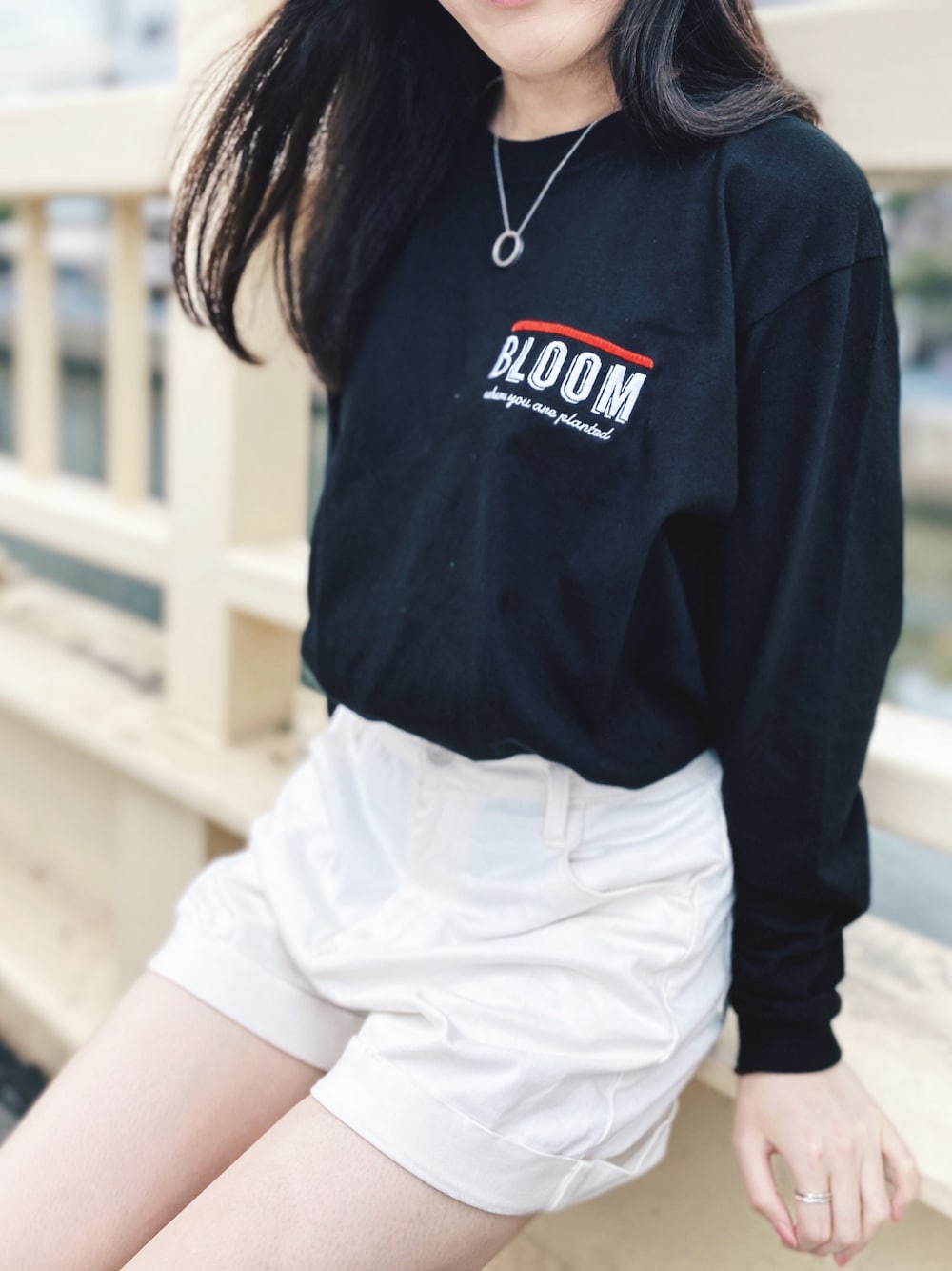 「ロンT、黒Tシャツ、黒ロンT、刺繍、刺繍ロゴ、秋のコーデ、カジュアルコーデ、オリジナルTシャツ、bloom」｜「BLOOMのアイテム（Tシャツ/カットソー、ブラック系）」を使った、Bloomさん（レディース・155cm）の秋コーディネートの1枚目の写真