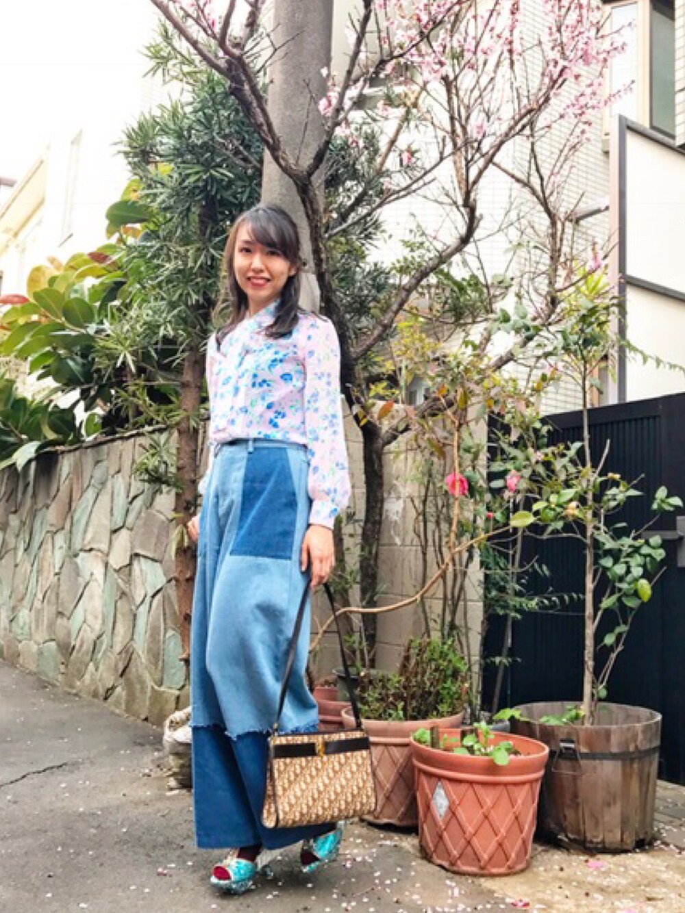「春コーデ、シフォンブラウス、花柄、ピンク、ジーンズ、バギーパンツ、ワイドパンツ、ワイドデニム、古着MIX、merlot」｜「VINTAGEのアイテム（シャツ/ブラウス、ピンク系）」を使った、代官山セレクトショップWild Lilyさん（レディース・158cm）の春コーディネートの1枚目の写真