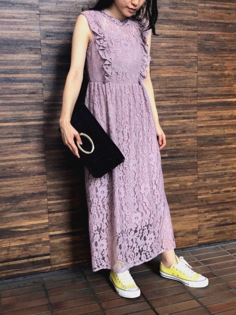 「ワンピース、シンプル、結婚式、ドレス、シンプルコーデ、結婚式二次会スタイル、総レース、オトナカジュアル、ライトパープル、オトナ女子」｜「form formaのミックスツイード　3WAYパーティーバッグ（クラッチバッグ、ブラック系）」を使った、formformaSTAFFさん（レディース・160cm）の夏コーディネートの1枚目の写真