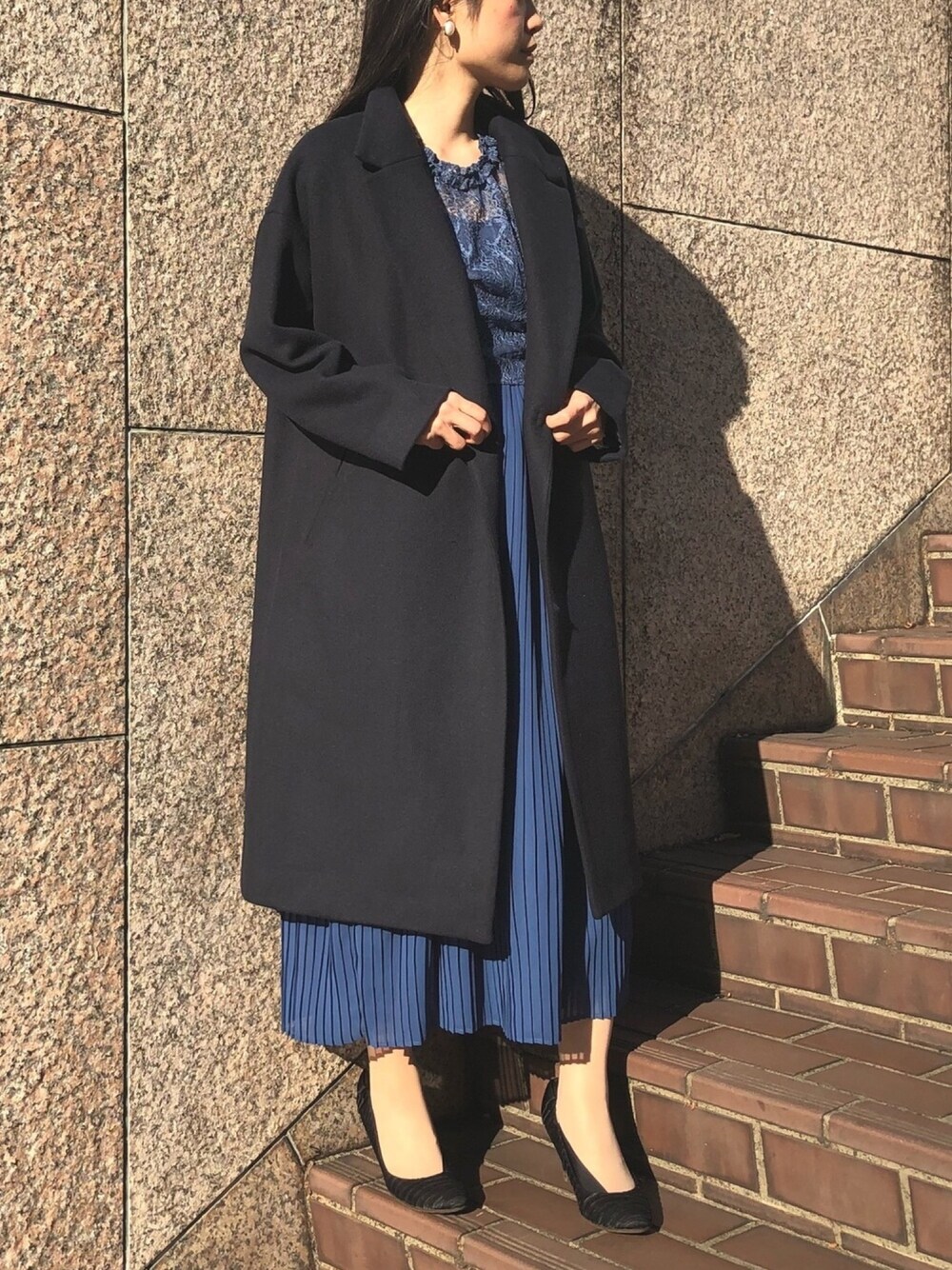 「コート、チェスターコート、オーバーサイズ、ロングコート、パーティースタイル、結婚式、シンプルコーデ、結婚式二次会スタイル、冬のコーデ、オトナ女子」｜「form formaの【2way】フリンジ付きパールイヤリング（イヤリング、ホワイト系）」を使った、formformaSTAFFさん（レディース・161cm）の秋コーディネートの1枚目の写真